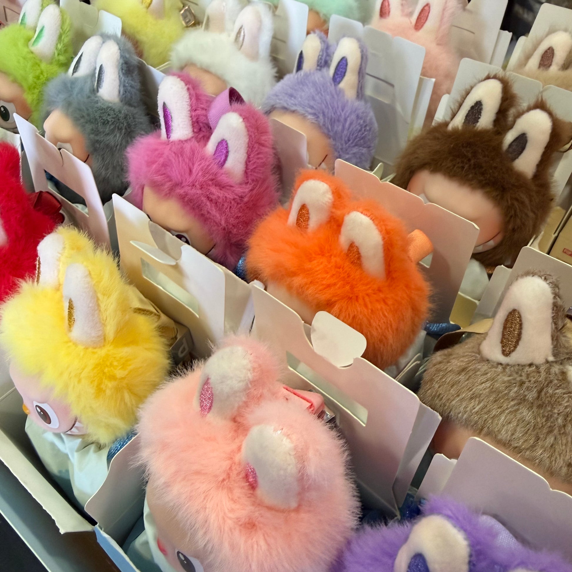 Novità in esclusiva da Deda Roma POP MART Labubu “Pin for Love” con possibilità di scelta della lettera. Disponibile da Deda Roma, Via di Monteverde 11G o online dedaroma.com con spedizione express.