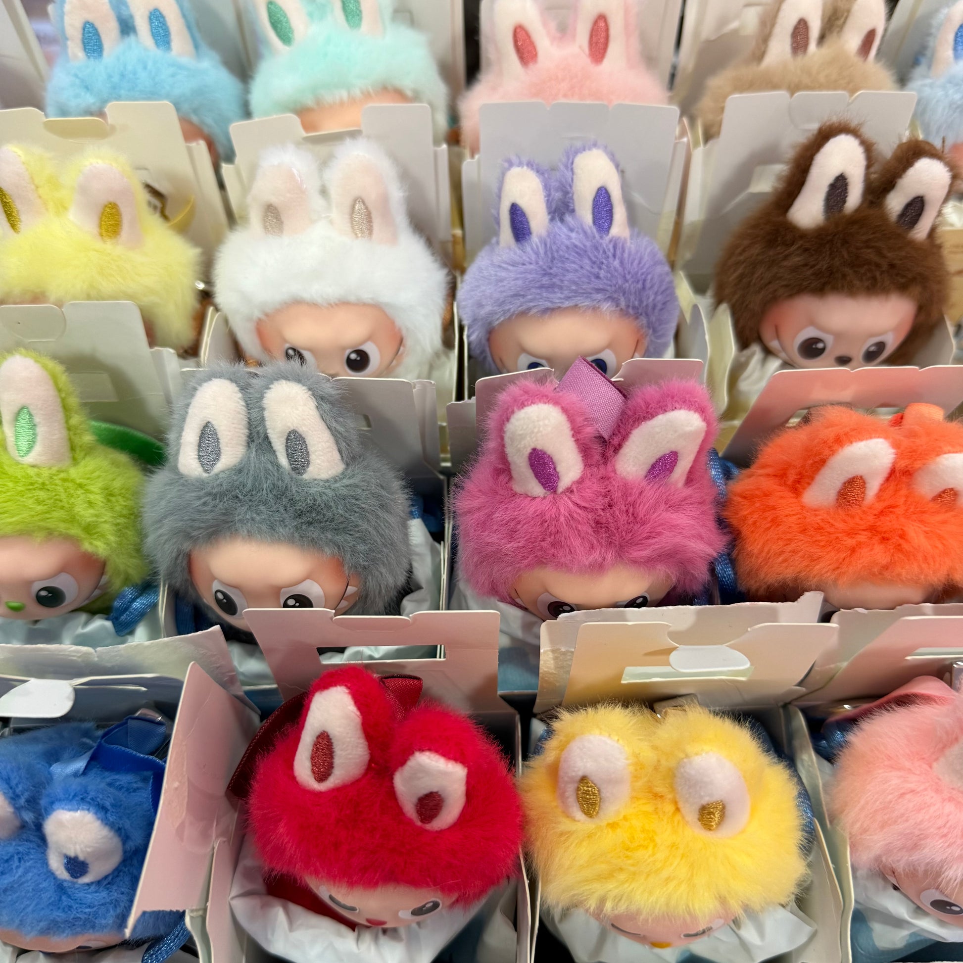 Novità in esclusiva da Deda Roma POP MART Labubu “Pin for Love” con possibilità di scelta della lettera. Disponibile da Deda Roma, Via di Monteverde 11G o online dedaroma.com con spedizione express.