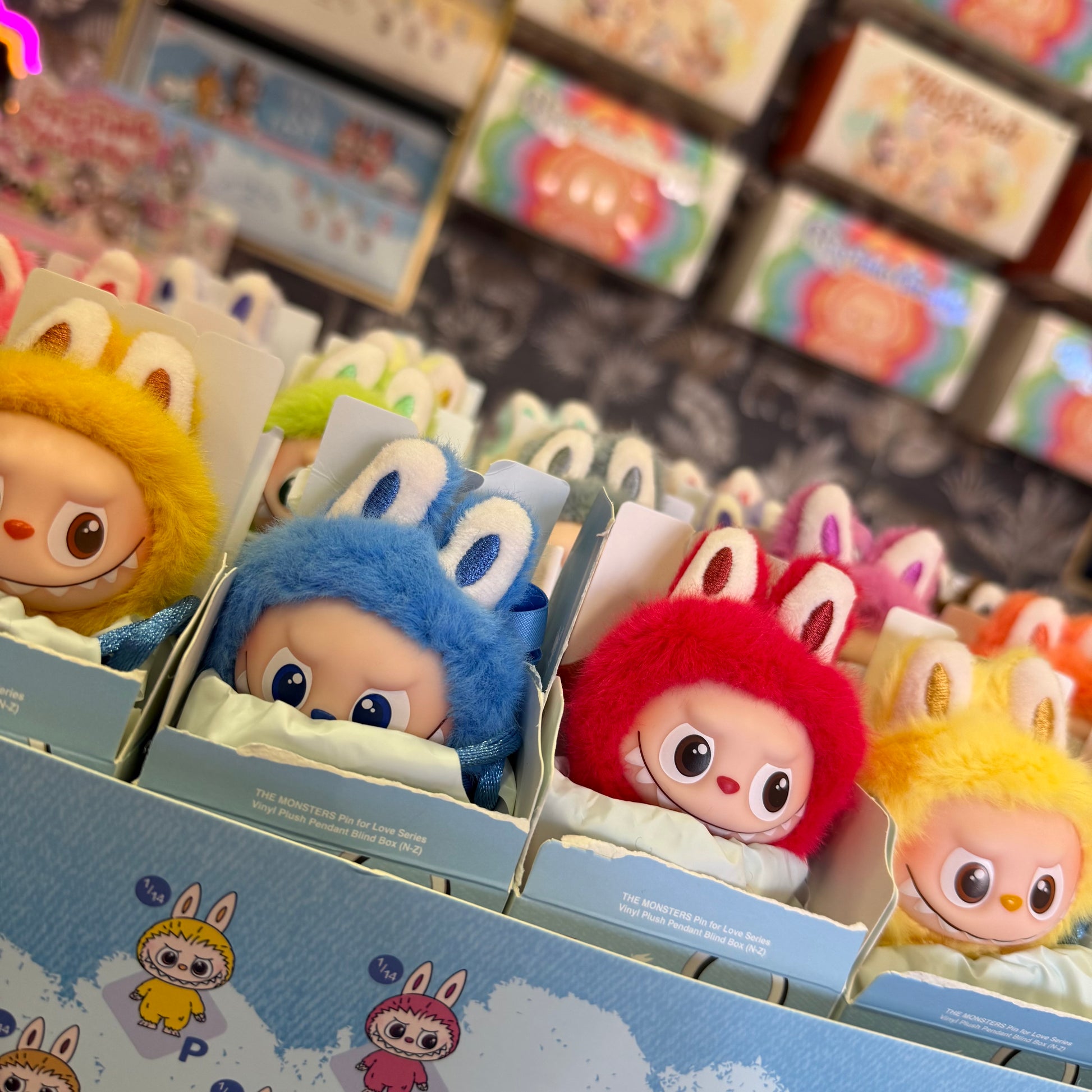 Novità in esclusiva da Deda Roma POP MART Labubu “Pin for Love” con possibilità di scelta della lettera. Disponibile da Deda Roma, Via di Monteverde 11G o online dedaroma.com con spedizione express.