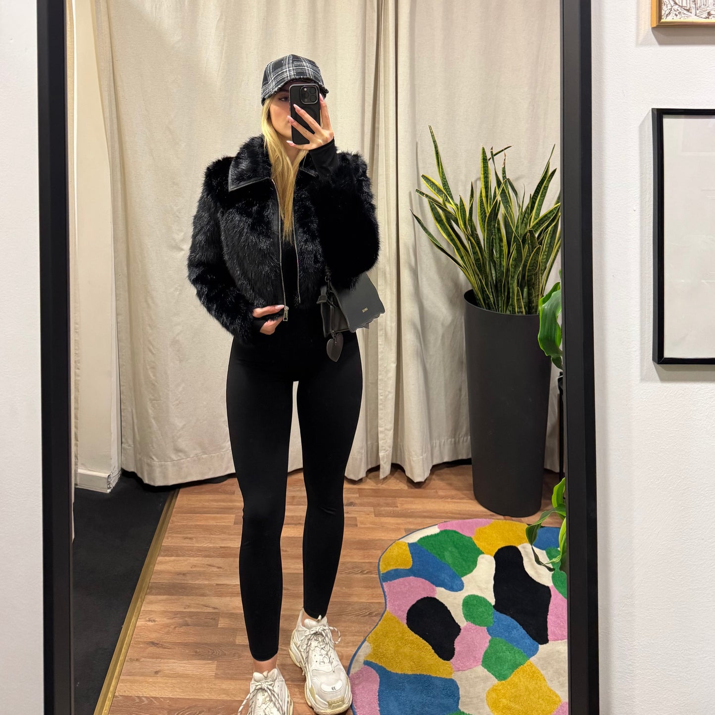 Scopri le jumpsuit più desiderate del web! Jumpsuit a maniche lunghe con cerniera e tessuto in lycra pesante, si adatta a tutti i tipi di copro in maniera perfetta! Disponibile da Deda Roma online e in negozio fisico, via di monteverde 11G. Acquistala ora e aggiungi carattere al tuo look!