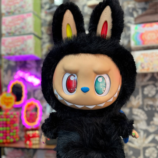 In esclusiva da Deda Roma il nuovissimo Pop Mart Labubu The Monsters Zimomo 10th Anniversary Black Edition Figure! Scatola sigillata e completo di tutti i suoi accessori. I Pop Mart Labubu The Monsters Zimomo 10th Anniversary Black Edition Figure sono rari e difficilissimi da trovare! Acquistalo prima che finisca! Disponibile da Deda Roma in via di monteverde 11g, a Roma in zona Monteverde