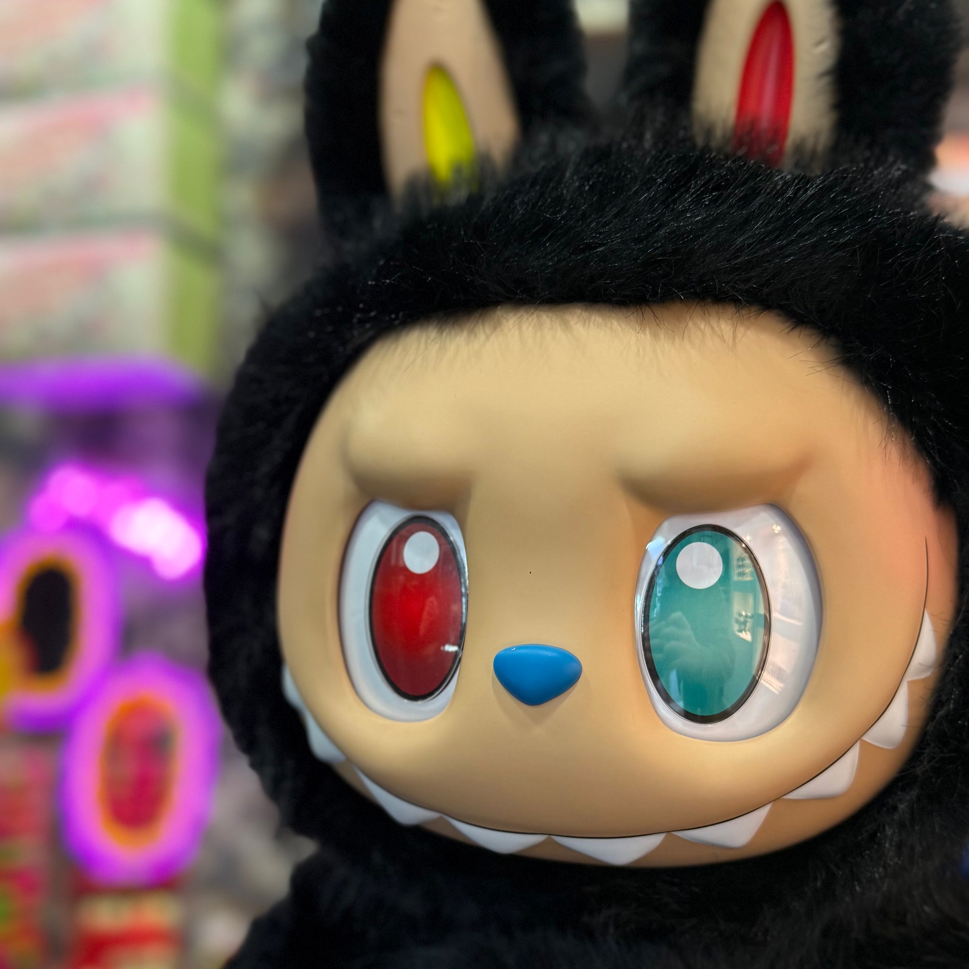 In esclusiva da Deda Roma il nuovissimo Pop Mart Labubu The Monsters Zimomo 10th Anniversary Black Edition Figure! Scatola sigillata e completo di tutti i suoi accessori. I Pop Mart Labubu The Monsters Zimomo 10th Anniversary Black Edition Figure sono rari e difficilissimi da trovare! Acquistalo prima che finisca! Disponibile da Deda Roma in via di monteverde 11g, a Roma in zona Monteverde