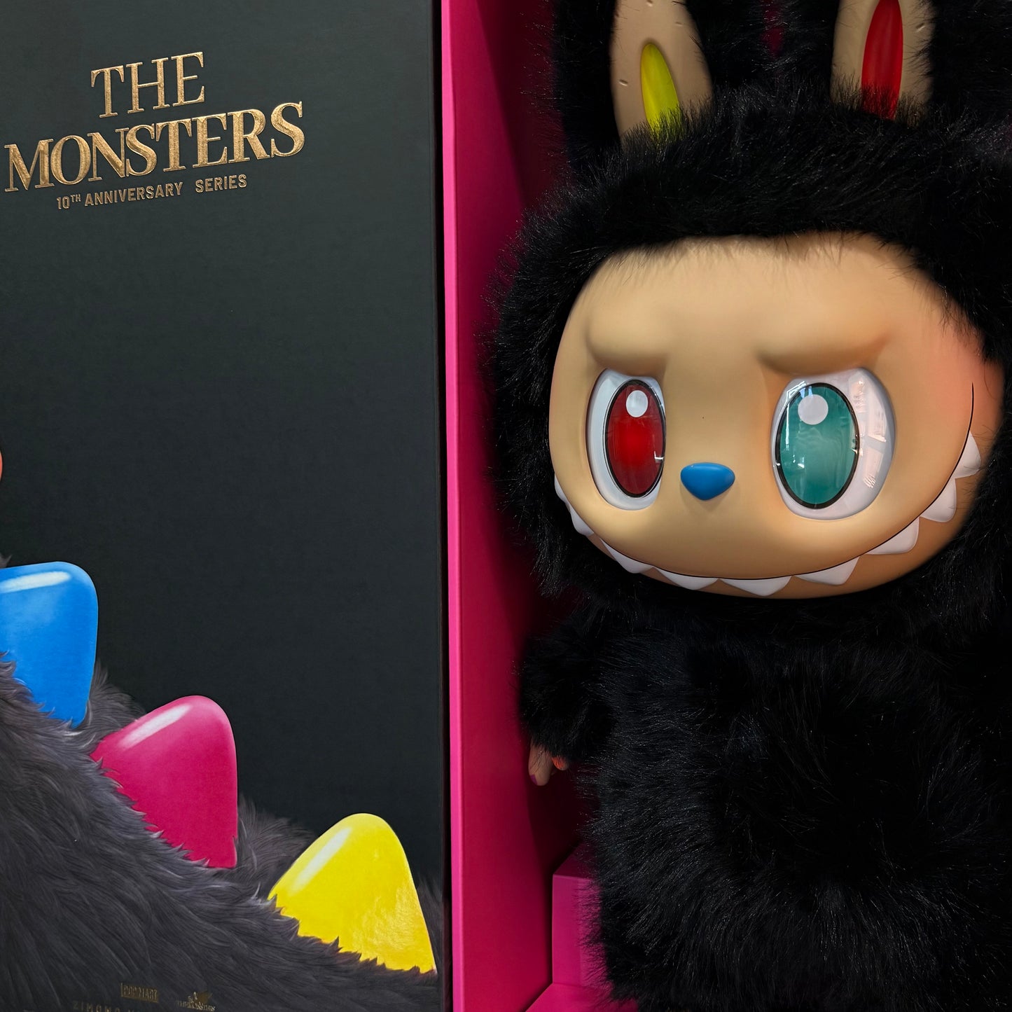 In esclusiva da Deda Roma il nuovissimo Pop Mart Labubu The Monsters Zimomo 10th Anniversary Black Edition Figure! Scatola sigillata e completo di tutti i suoi accessori. I Pop Mart Labubu The Monsters Zimomo 10th Anniversary Black Edition Figure sono rari e difficilissimi da trovare! Acquistalo prima che finisca! Disponibile da Deda Roma in via di monteverde 11g, a Roma in zona Monteverde