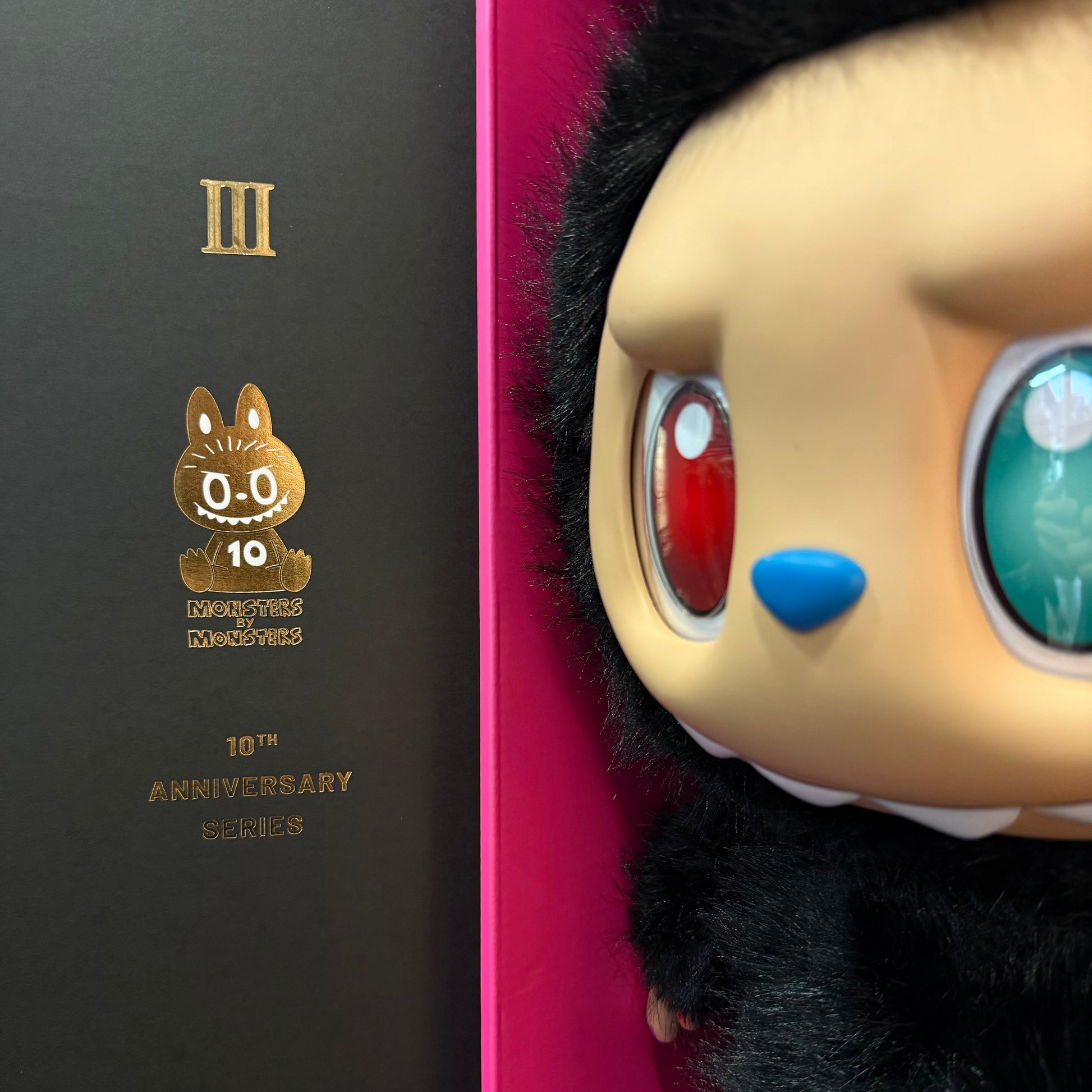 In esclusiva da Deda Roma il nuovissimo Pop Mart Labubu The Monsters Zimomo 10th Anniversary Black Edition Figure! Scatola sigillata e completo di tutti i suoi accessori. I Pop Mart Labubu The Monsters Zimomo 10th Anniversary Black Edition Figure sono rari e difficilissimi da trovare! Acquistalo prima che finisca! Disponibile da Deda Roma in via di monteverde 11g, a Roma in zona Monteverde