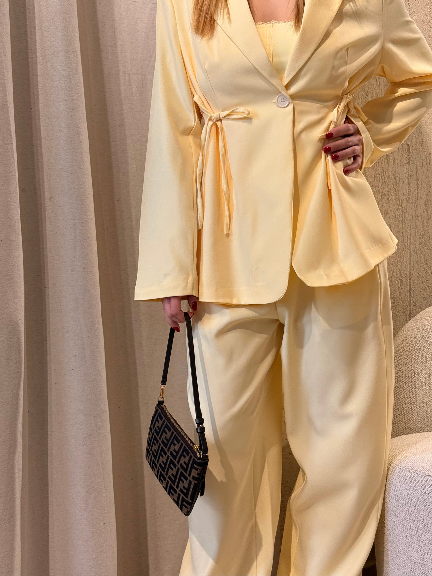 Butter Glow Suit – Tailleur giallo burro con blazer e pantalone morbido | Deda Roma
