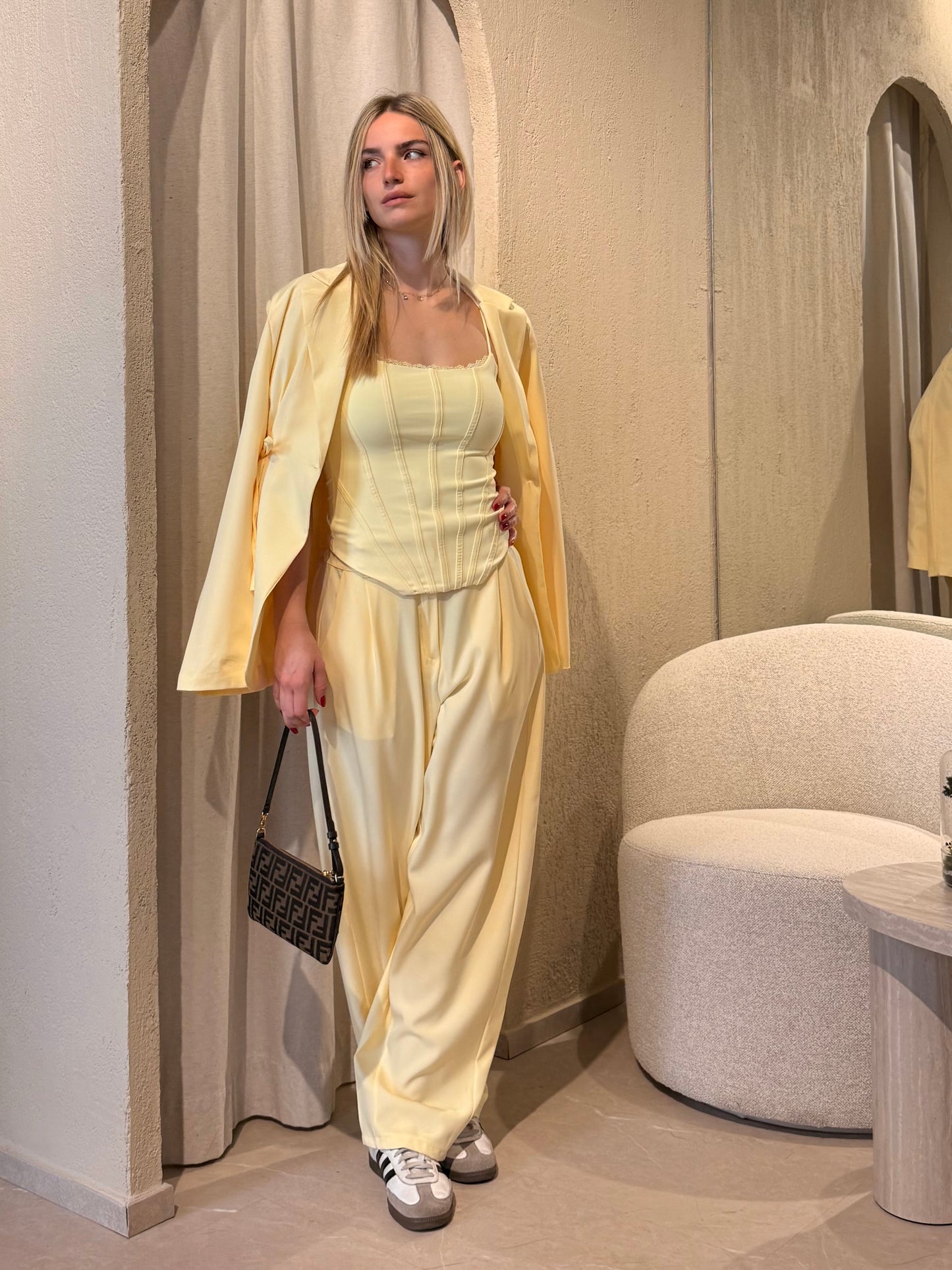 Butter Glow Suit – Tailleur giallo burro con blazer e pantalone morbido | Deda Roma