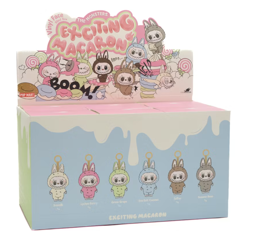 Scopri i nuovissimi Pop Mart Labubu The Monsters Tasty Macarons Vinyl Face! Il Pop Mart Labubu The Monsters Tasty Macarons Vinyl Face può essere utilizzato come portachiavi o accessorio di moda per completare il tuo stile personale. Scatola sigillata e completo di tutti i suoi accessori. I Pop Mart Labubu The Monsters Tasty Macarons Vinyl Face sono rari e difficilissimi da trovare! Acquistalo prima che finisca! Disponibile da Deda Roma, a Roma in zona Monteverde