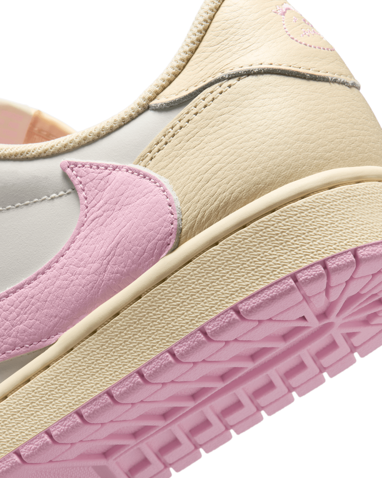Acquista le Jordan 1 Low Retro OG SP Travis Scott Shy Pink in esclusiva da DEDA ROMA. Sneakers originali in edizione limitata, spedizione rapida e gratuita con possibilità di ritiro a Roma in negozio fisico in via di Monteverde 5d.