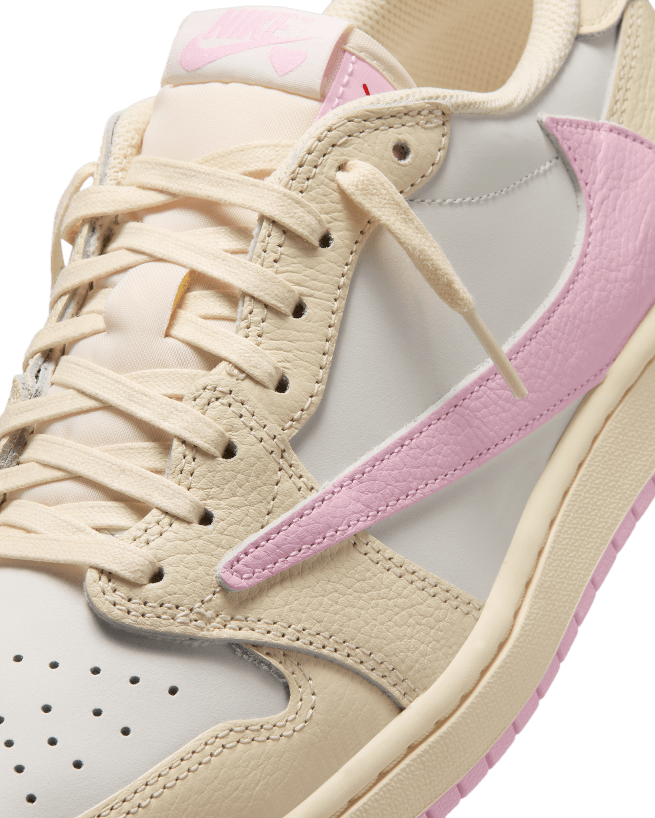 Acquista le Jordan 1 Low Retro OG SP Travis Scott Shy Pink in esclusiva da DEDA ROMA. Sneakers originali in edizione limitata, spedizione rapida e gratuita con possibilità di ritiro a Roma in negozio fisico in via di Monteverde 5d.