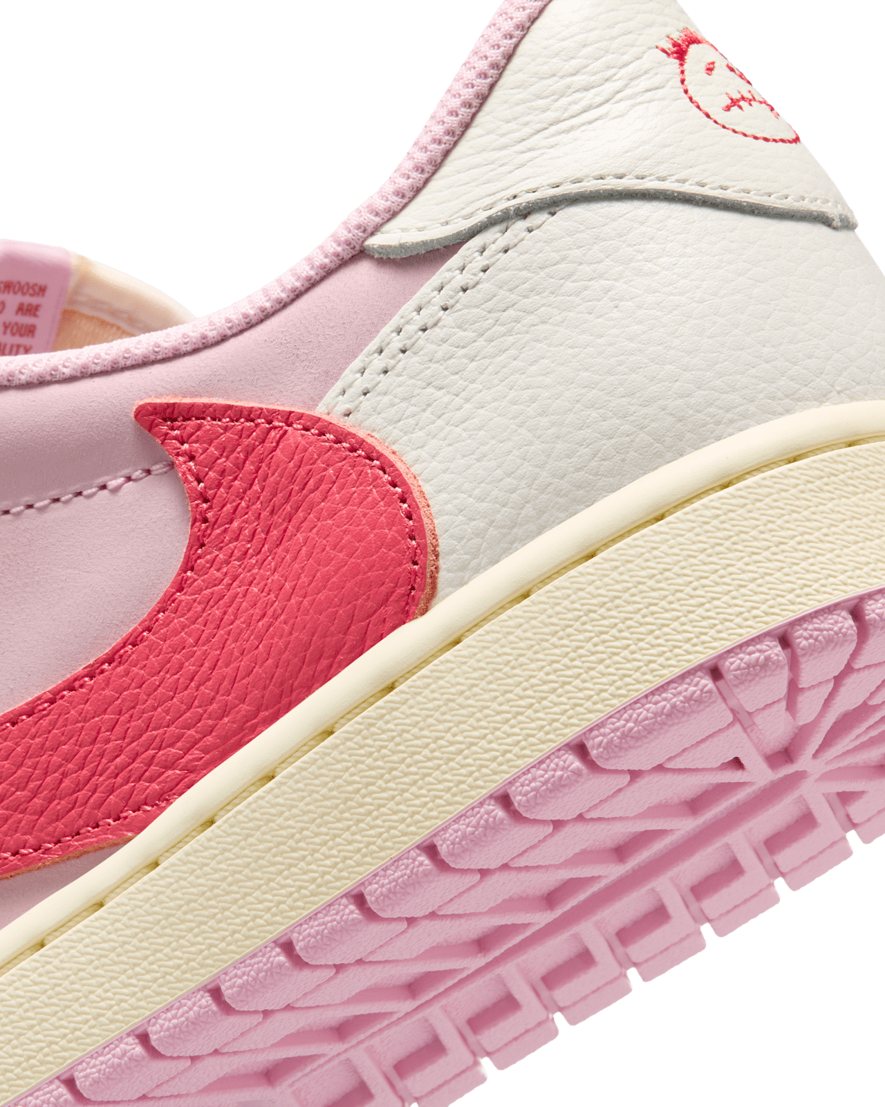 Acquista le Jordan 1 Low Travis Scott Tropical Pink in esclusiva da DEDA ROMA. Sneakers originali in edizione limitata, spedizione rapida e gratuita con possibilità di ritiro a Roma in negozio fisico in via di Monteverde 5d.
