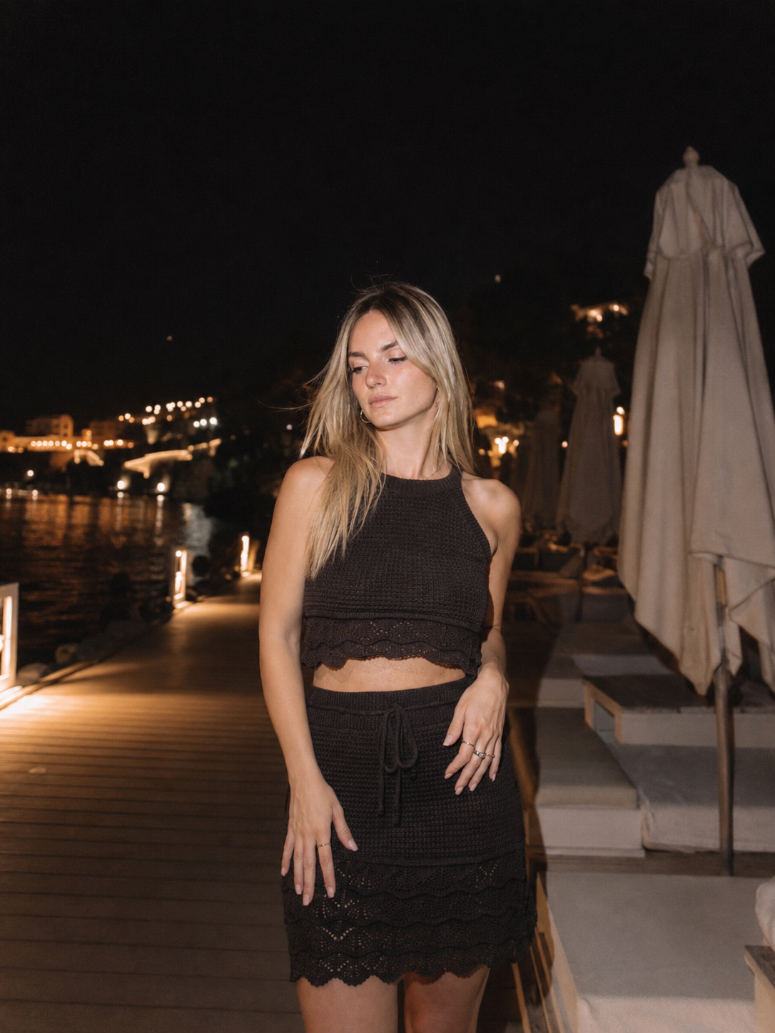 Mocha Breeze Set – Coordinato crochet marrone con crop top e mini gonna | Deda Roma