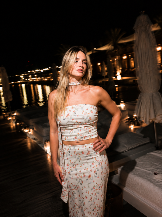 Blair Set – Coordinato floreale bianco con top bandeau e gonna midi | Dead Roma