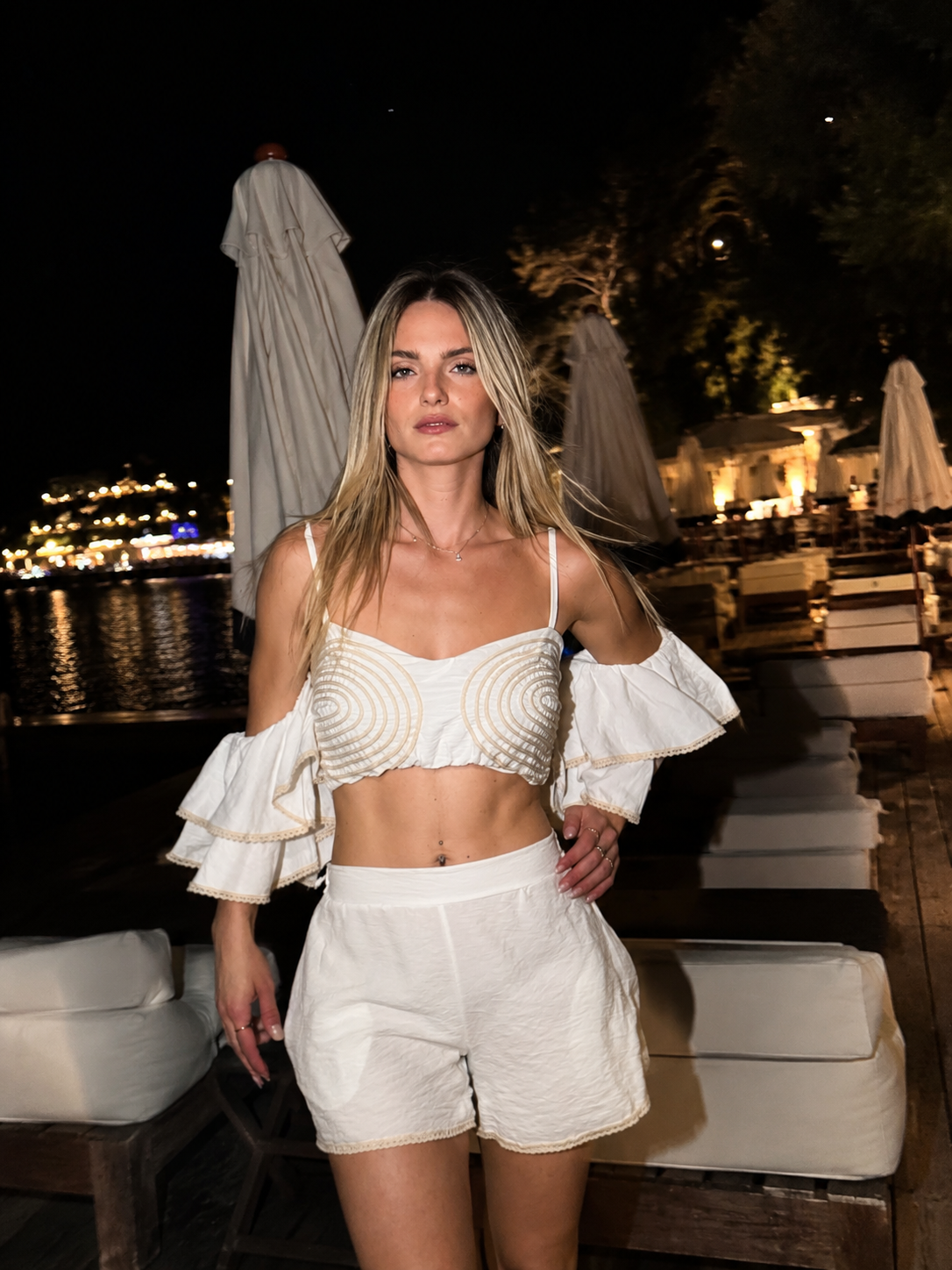 Ibiza Pearl Set – Coordinato bianco con crop top ricamato e shorts | Deda Roma