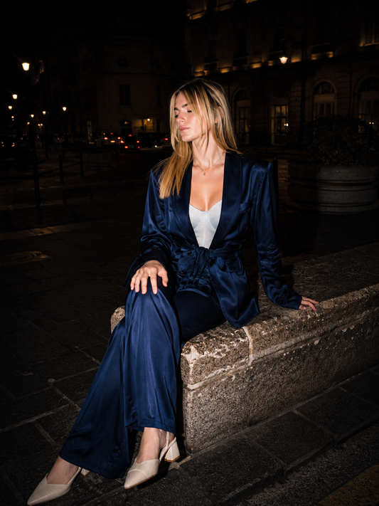 Midnight Satin Suit – Coordinato blazer e pantalone satin blu notte | Deda Roma