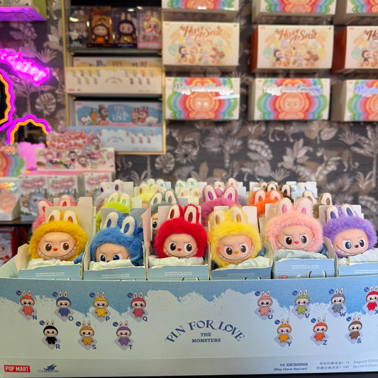 Novità in esclusiva da Deda Roma POP MART Labubu “Pin for Love” con possibilità di scelta della lettera. Disponibile da Deda Roma, Via di Monteverde 11G o online dedaroma.com con spedizione express.