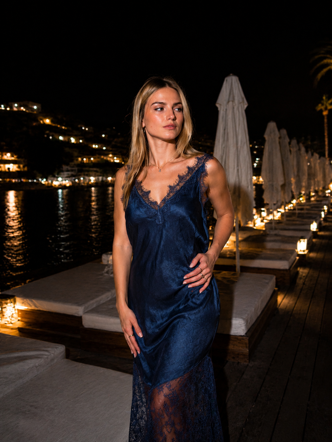 Selene Satin Dress – Abito lungo blu notte con pizzo | Deda Roma