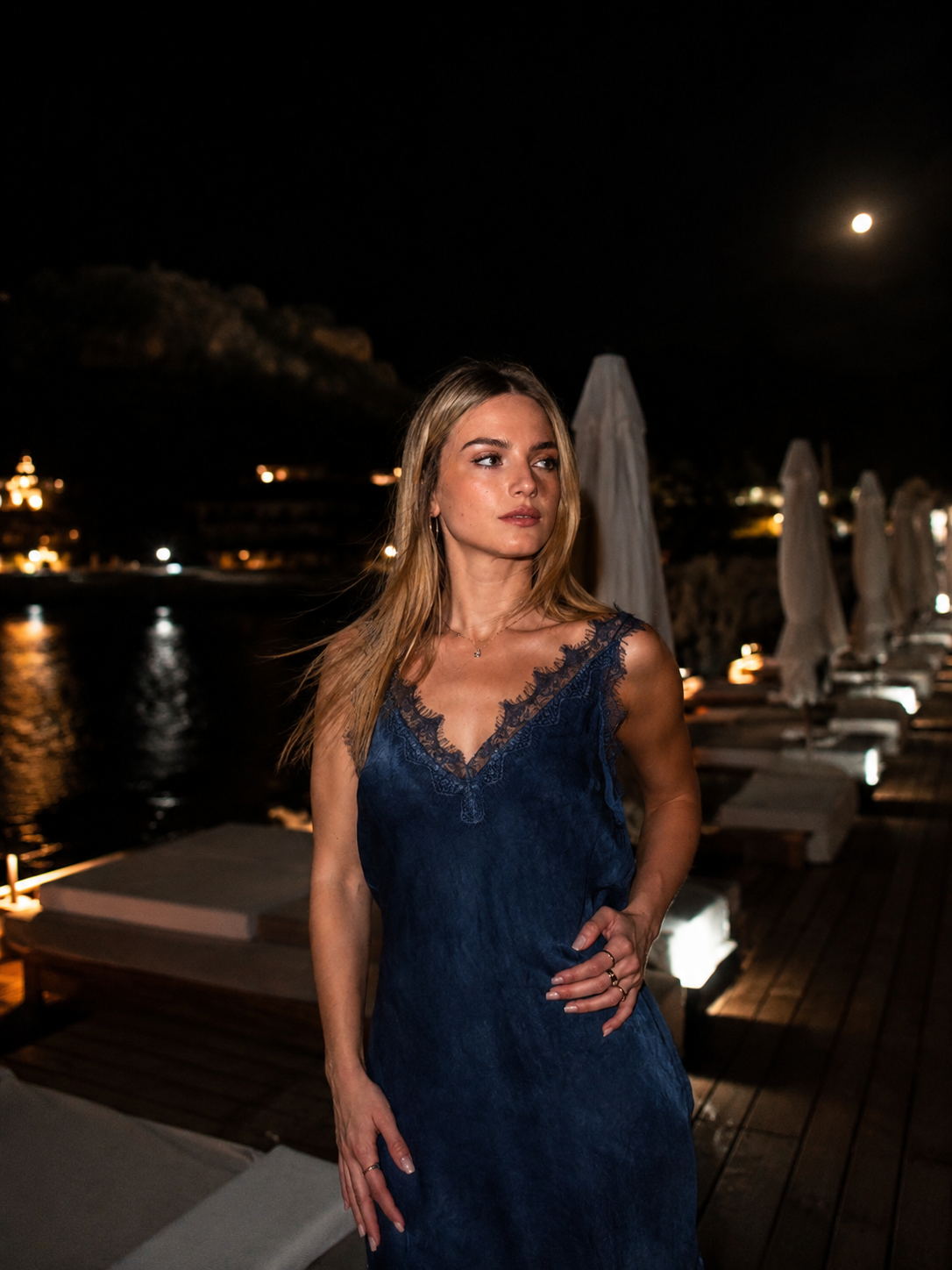Selene Satin Dress – Abito lungo blu notte con pizzo | Deda Roma