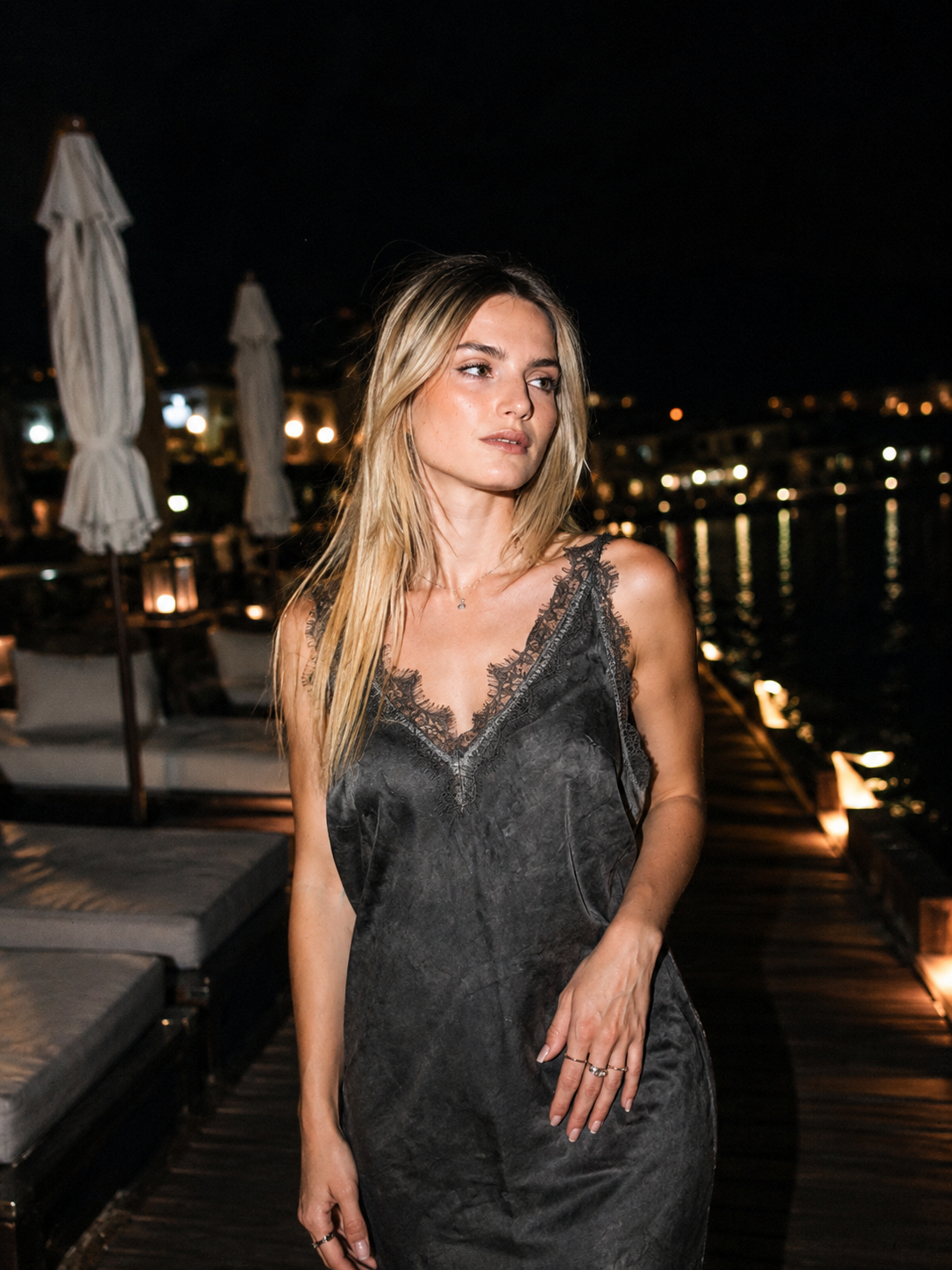 Selene Satin Dress – Abito lungo grigio antracite con pizzo | Deda Roma